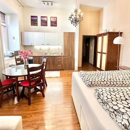 Home Away Main Square Apartment ポプラト エクステリア 写真
