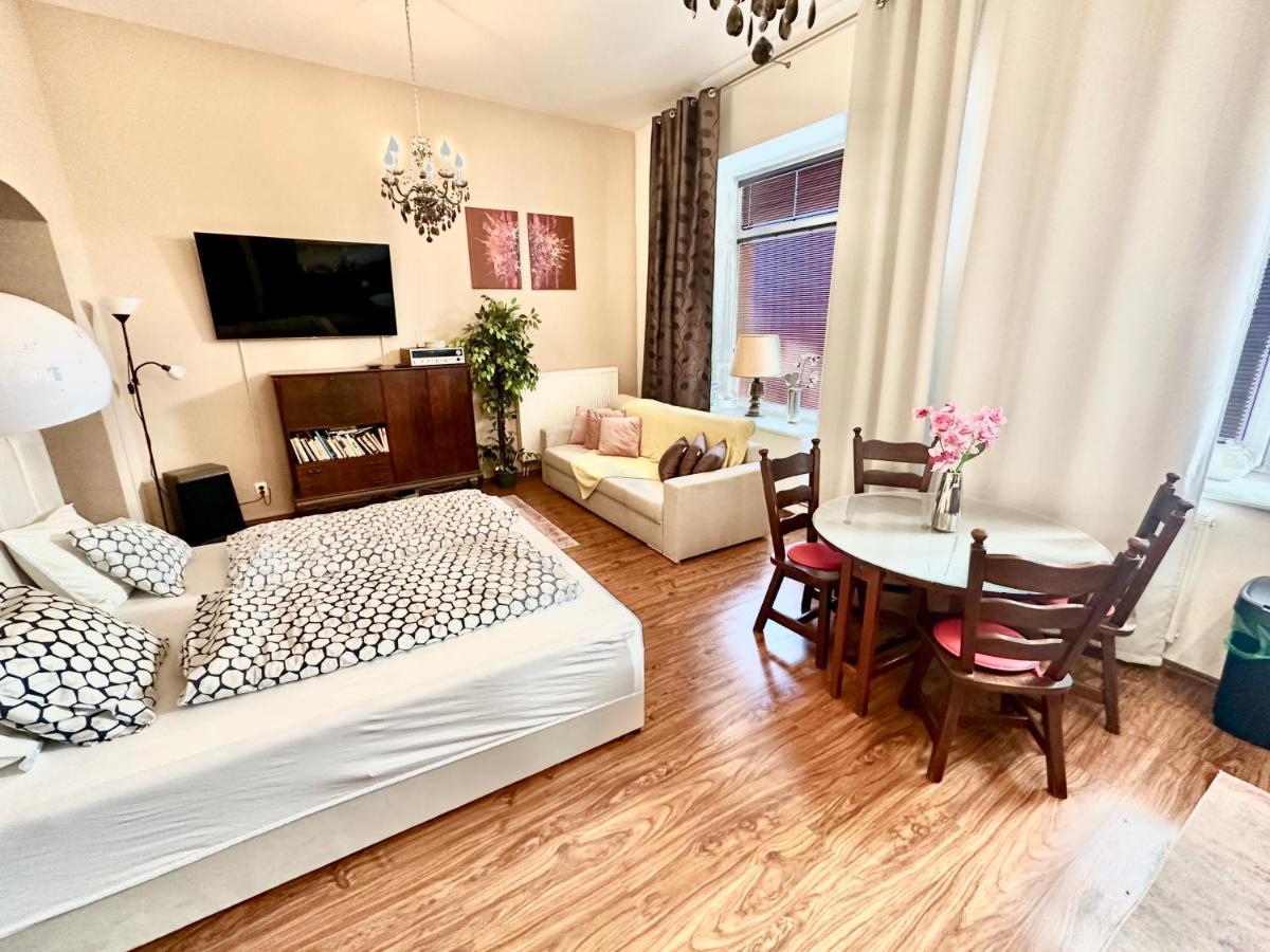 Home Away Main Square Apartment ポプラト エクステリア 写真