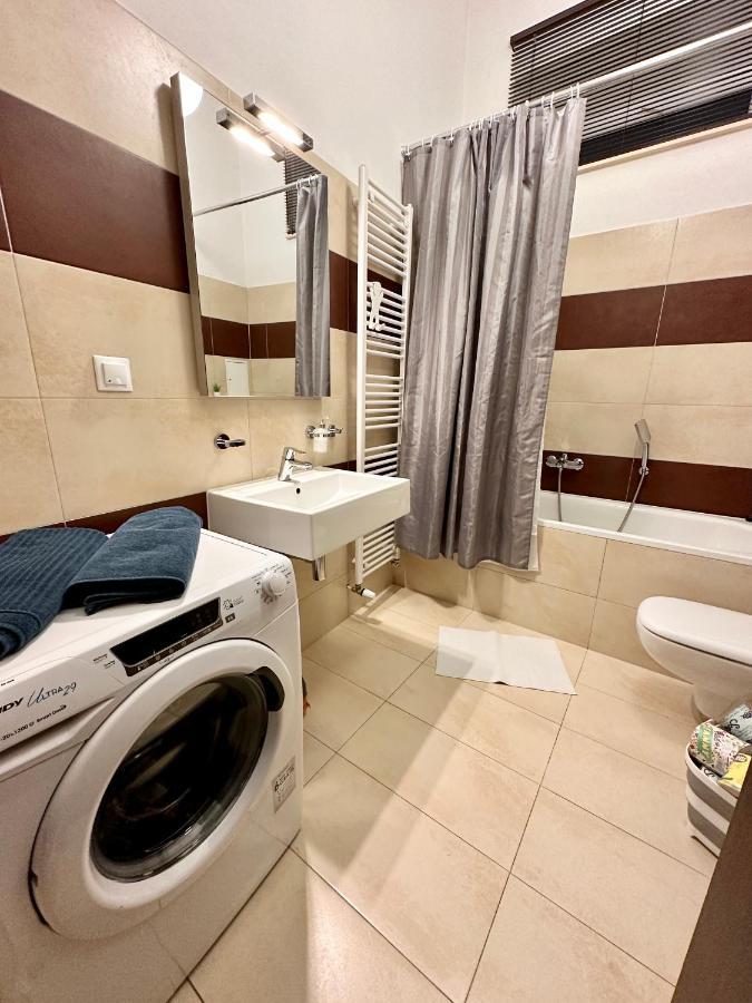 Home Away Main Square Apartment ポプラト エクステリア 写真