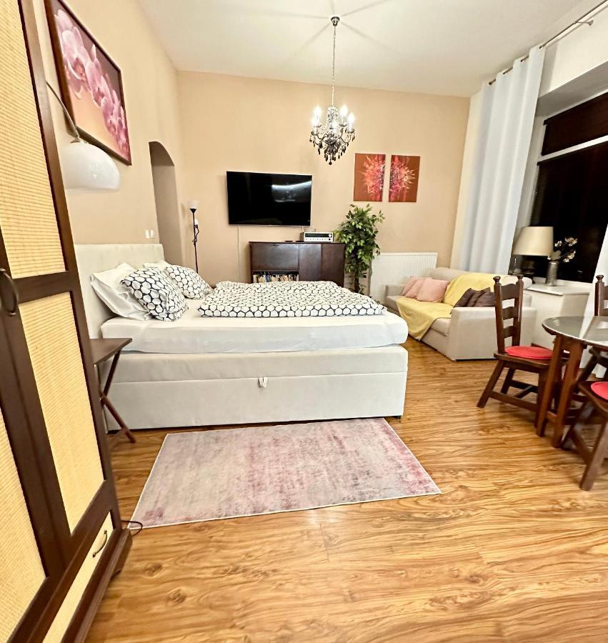 Home Away Main Square Apartment ポプラト エクステリア 写真