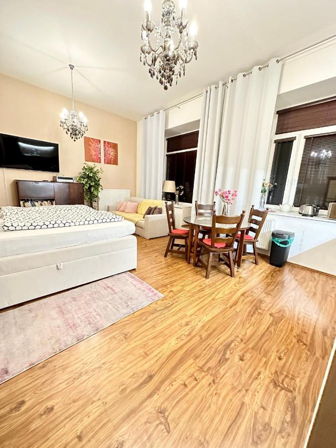 Home Away Main Square Apartment ポプラト エクステリア 写真